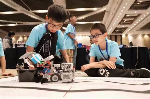 童程童美学员再登CCTV，变身央视小记者直击2019Botball世界机器人大会·中国分会现场 